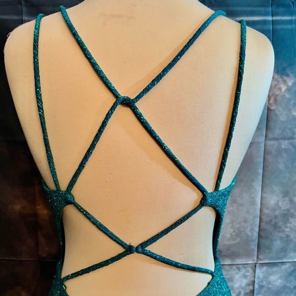City Triangles NWOT Emerald Green V-Neck Formal Gown. Size 11 - Picture 9 of 10